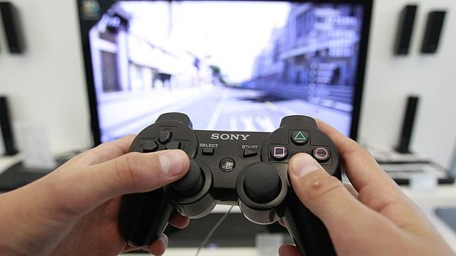 Una persona juega con la consola Playstation
