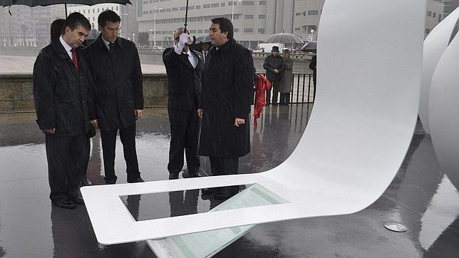Cosidó, Feijóo y el alcalde Negreira, junto al monumento inaugurado en la playa del Orzán