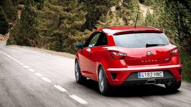 En la zaga, el Ibiza SC Cupra exhibe difusor en los bajos y escape trapezoidal centralizado.