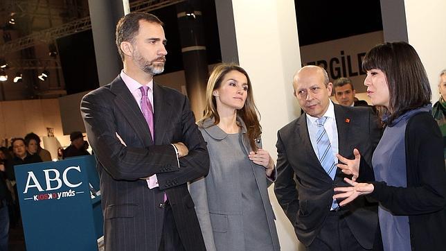 Los Príncipes inauguran ARCO y visitan el stand de ABC
