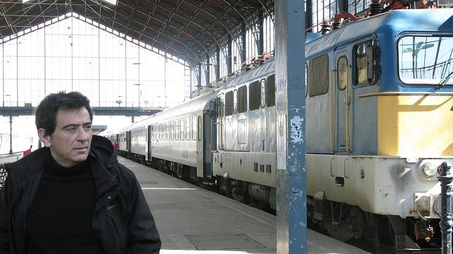 El escritor Arcadi Espada, en la estación de Budapest