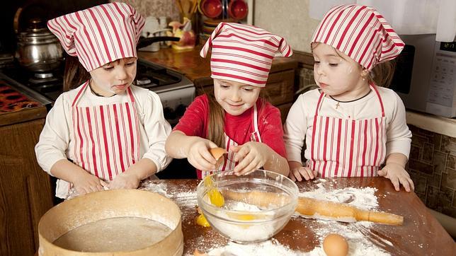 Además de divertido, que los niños preparen un postre fomenta su motivación, su confianza en sí mismo y la cooperación