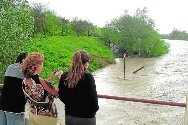 La previsión de crecida obliga a desalojar a cerca de 100 familias