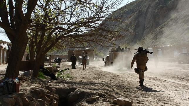 Tropas españolas y un miembro del Ejército afgano durante la operación «Al Mazak 1»