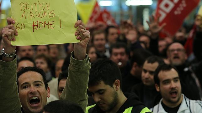 La caída de la demanda y la huelga de Iberia reducen un 16% el número de vuelos
