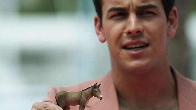El gallego Mario Casas gana la Biznaga de Plata a mejor actor en el Festival de Málaga