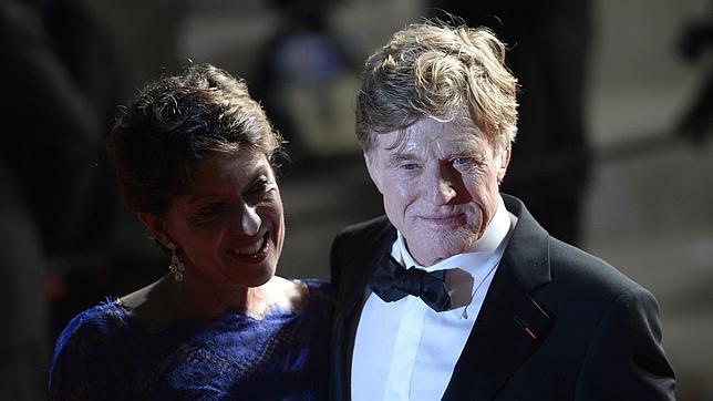 El actor y director Robert Redford junto a su esposa Sibylle Szaggars en La Croisette