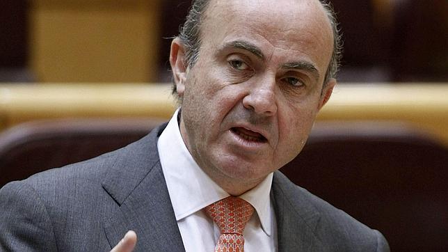 De Guindos dice que el Gobierno no ha decidido aún si dejará fumar en casinos