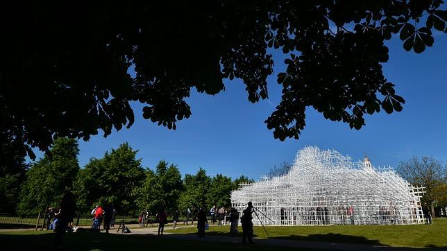El pabellón está instalado en los jardines de Kensington en Londres