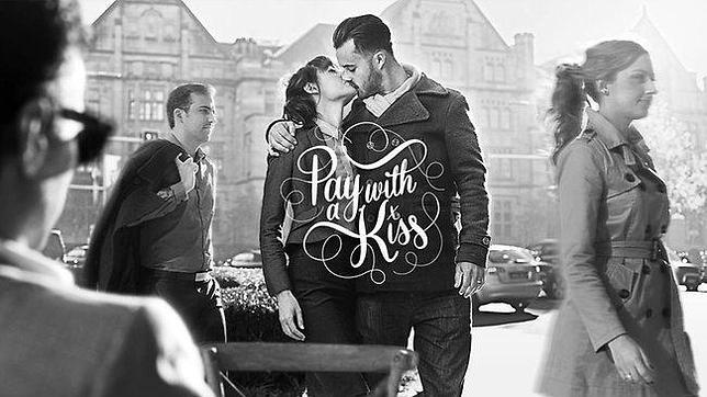 «¿Cuánto cuestan los cafés? Un beso»