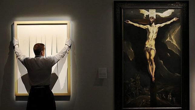 «Cristo en la Cruz», de El Greco (a la derecha), junto a una obra de Lucio Fontana