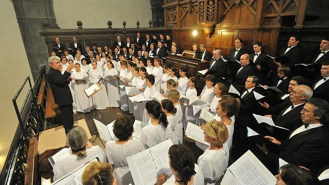 El corazón de las personas que cantan en un coro late al unísono y sus emociones se sintonizan
