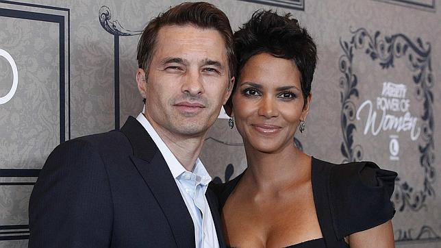 Jenny Packham diseñó el vestido de novia de Halle Berry