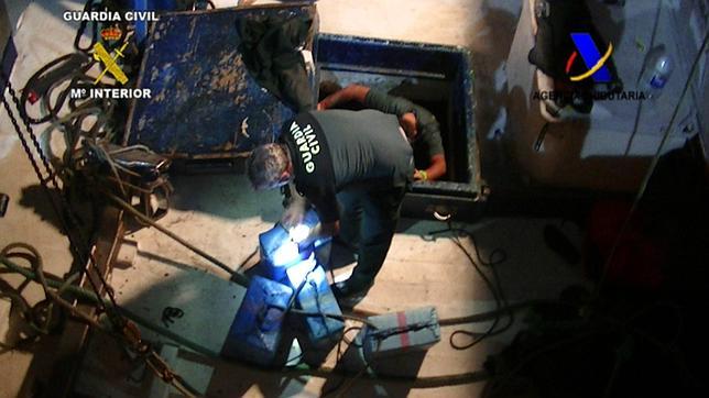 El pesquero de 17 metros de eslora tuvo que ser remolcado hasta las costas onuvenses por alto riesgo de hundimiento