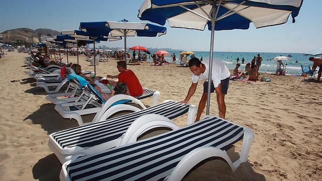 Hamaquero, socorrista o retén forestal: siete trabajos que no faltan durante el verano
