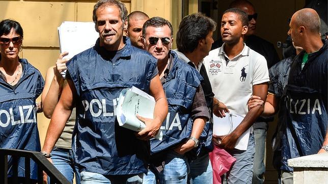 Agentes escoltan a uno de los detenidos en la operación contra la mafia en Ostia, a 30 kilómetros de Roma
