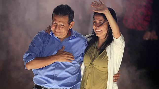 El presidente de Perú, Ollanta Humala, junto a su esposa y presidenta del Partido Nacionalista, Nadine Heredia