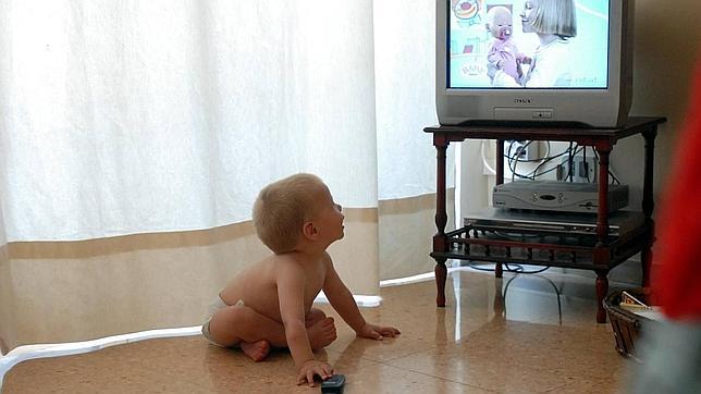 Aconsejan anclar el televisor a la pared para que no se caiga encima de los niños