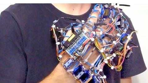 Un adolescente griego, premiado por un invento que ideó para su abuela