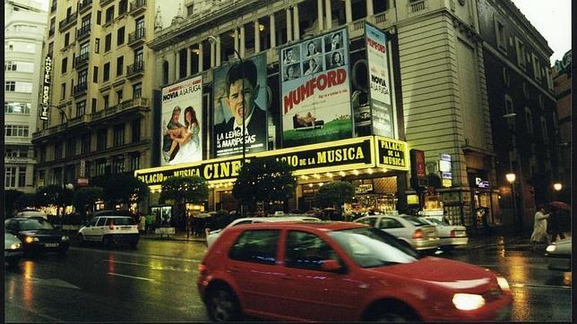 Los cines Palacio de la Música alumbrando la Gran Vía en 1999