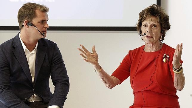 La vicepresidenta de la Comisión Europea Neelie Kroes(der), explica el programa StarUp Europe,