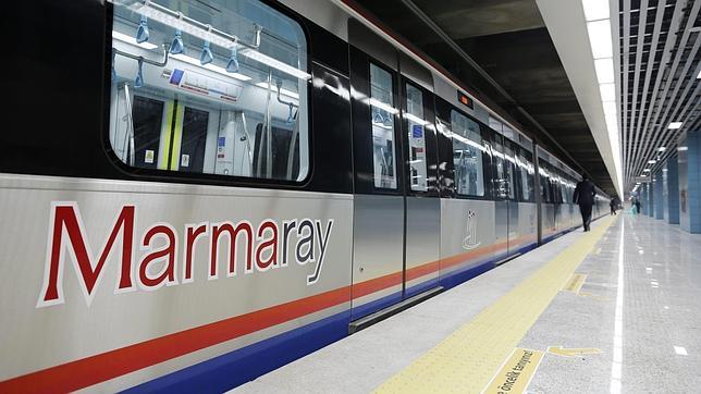 Trabajadores turcos revisan un tren antes de la ceremonia de apertura del Proyecto Marmaray