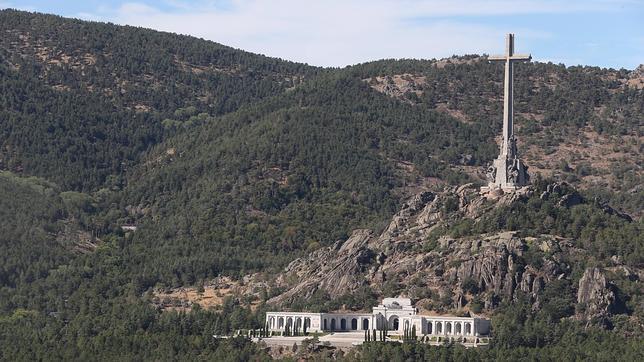El PSOE exige exhumar los restos de Franco del Valle de los Caídos