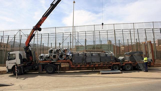 El delegado del Gobierno explica que las cuchillas de la valla de Melilla «no están a pie de tierra»