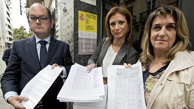 Entreta de firmas reclamando que el Gobierno revocara el indulto