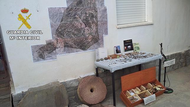 Imagen de parte del material confiscado por la Guardia Civil