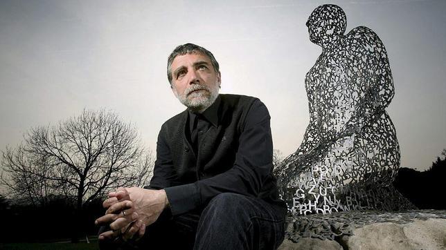 Plensa, en 2011, en el Parque de Esculturas de Yorkshire, junto a una de sus monumentales obras