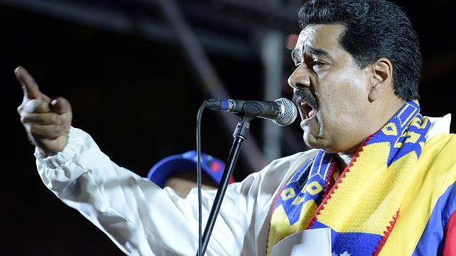 Venezuela estudia aumentar el precio del combustible