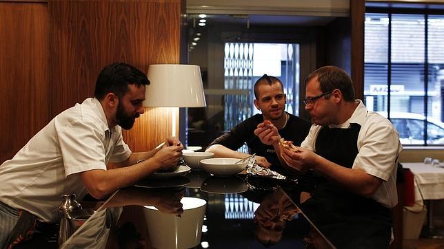 David Muñoz entre Estanis Carenzo y Pablo Giudice en la barra de Sudestada