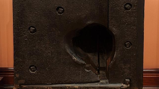 Boquete de proyectil sufrido por la «Numancia» en el bombardeo de El Callao, que puede verse en el Museo Naval