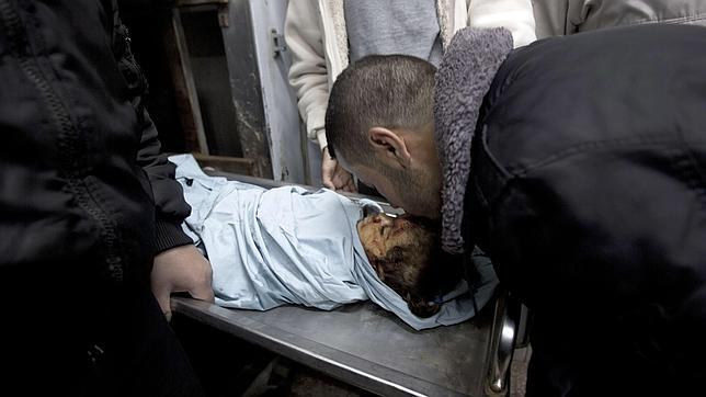 Un bombardeo israelí contra bases de Hamás mata a una niña palestina