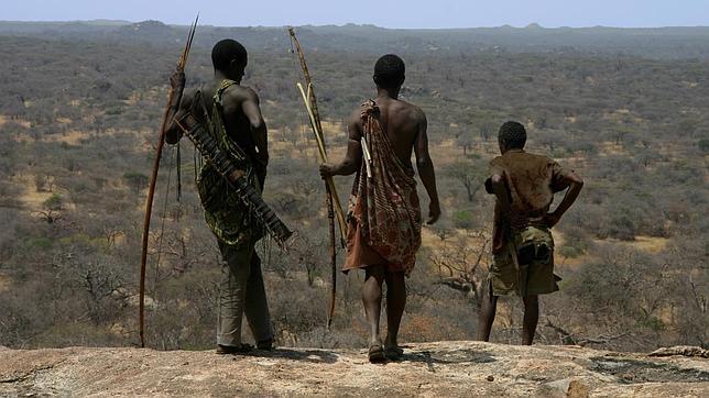 Miembros de la tribu Hadza de Tanzania