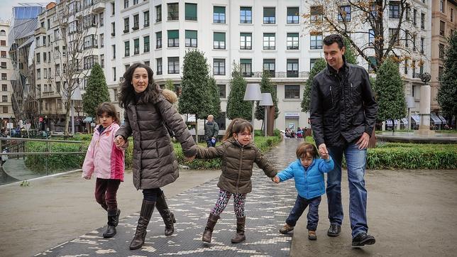 Naiara y José Angel con sus tres hijos, Araitz, de siete años, Ixone, de cinco, y Unai, de tres, en el jardín de la Alhóndiga de Bilbao