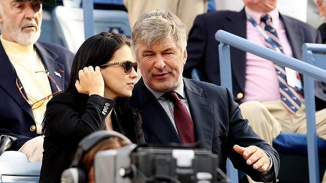 Alec Baldwin dona a una ONG española los 62.000 euros de la exclusiva por el nacimiento de su hija