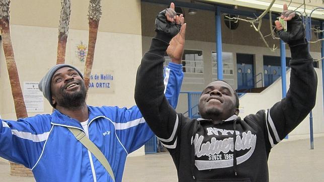 Los inmigrantes celebran su llegada a Melilla