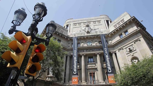 Condenan a Catalunya Banc a devolver a dos clientes lo cobrado por una cláusula suelo