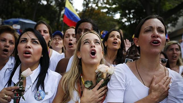 La opositora Maria Corina Machado y la esposa de Leopoldo López, Lilian Tintori, en una manifestación