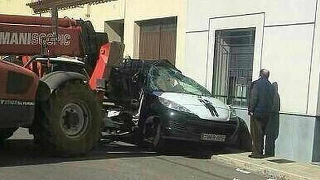 Un moroso empotra a un cobrador del frac contra una casa con un toro mecánico