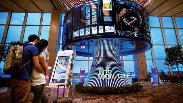El árbol social, una de las atracciones del aeropuerto de Changi, en Singapur