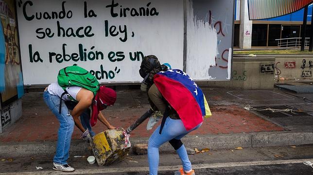Venezuela libera a cientos de jóvenes detenidos en las acampadas de Caracas