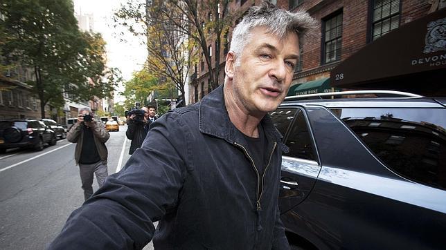 Alec Baldwin, detenido por circular con su bicicleta en dirección contraria