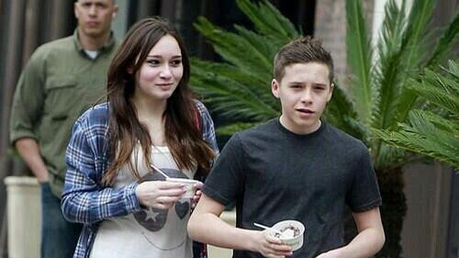 Brooklyn Beckham con su novia dando un paseo