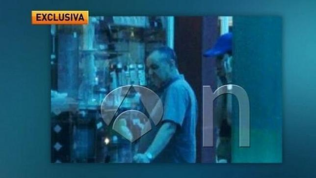 Publican fotos del etarra De Juana Chaos paseando con su mujer e hijo por un centro comercial de Venezuela