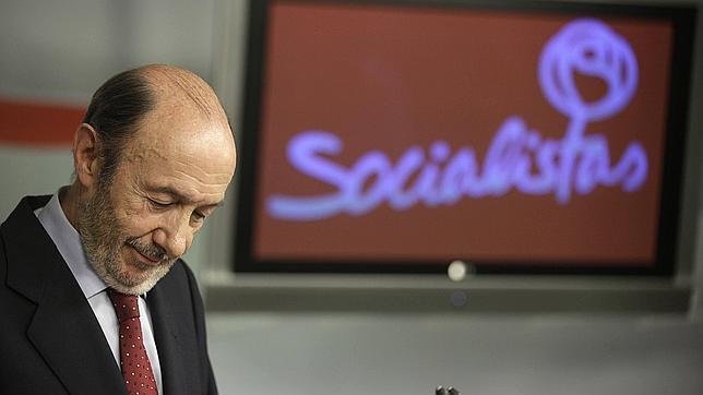 Rubalcaba pilotará su sucesión en un congreso del PSOE en julio