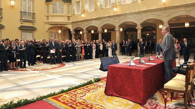Largos aplausos y vivas con el público de pie en el primer acto del Rey