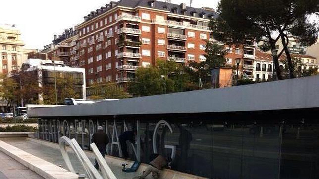 Operarios trabajando sobre el rótulo del Fernán Gómez Centro Cultural de la Villa